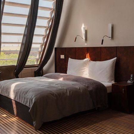 Hotel Monopol Wroclaw Luaran gambar A bedroom at the hotel