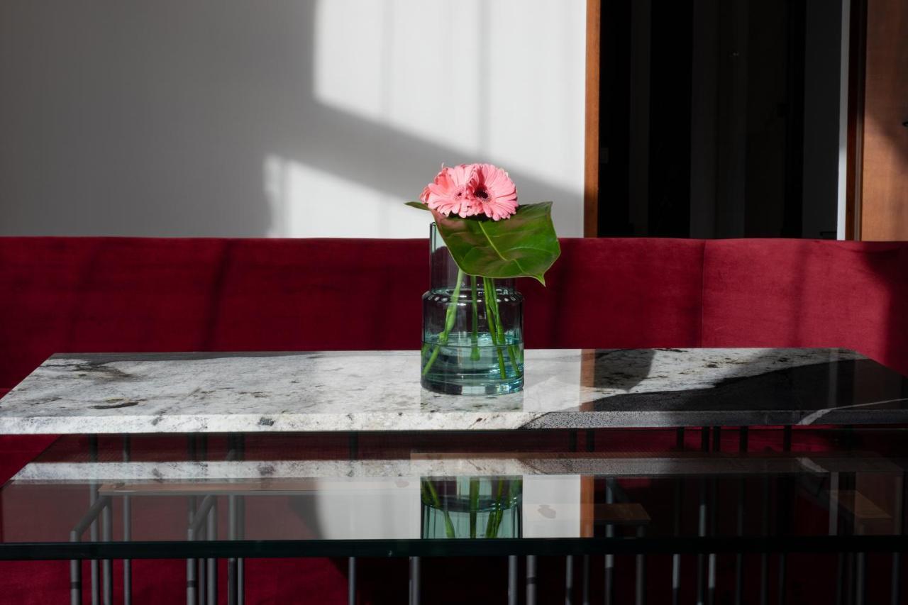 Hotel Monopol Wroclaw Luaran gambar A table with a flower vase