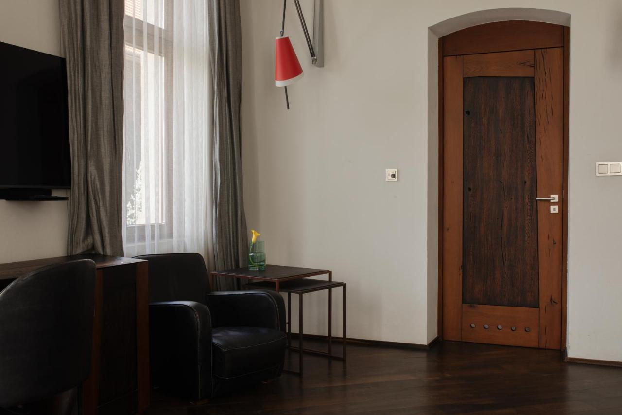 Hotel Monopol Wroclaw Luaran gambar A door with a frosted glass panel
