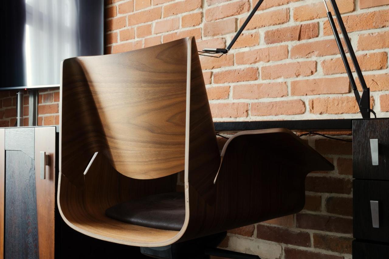 Hotel Monopol Wroclaw Luaran gambar A chair made of bent plywood