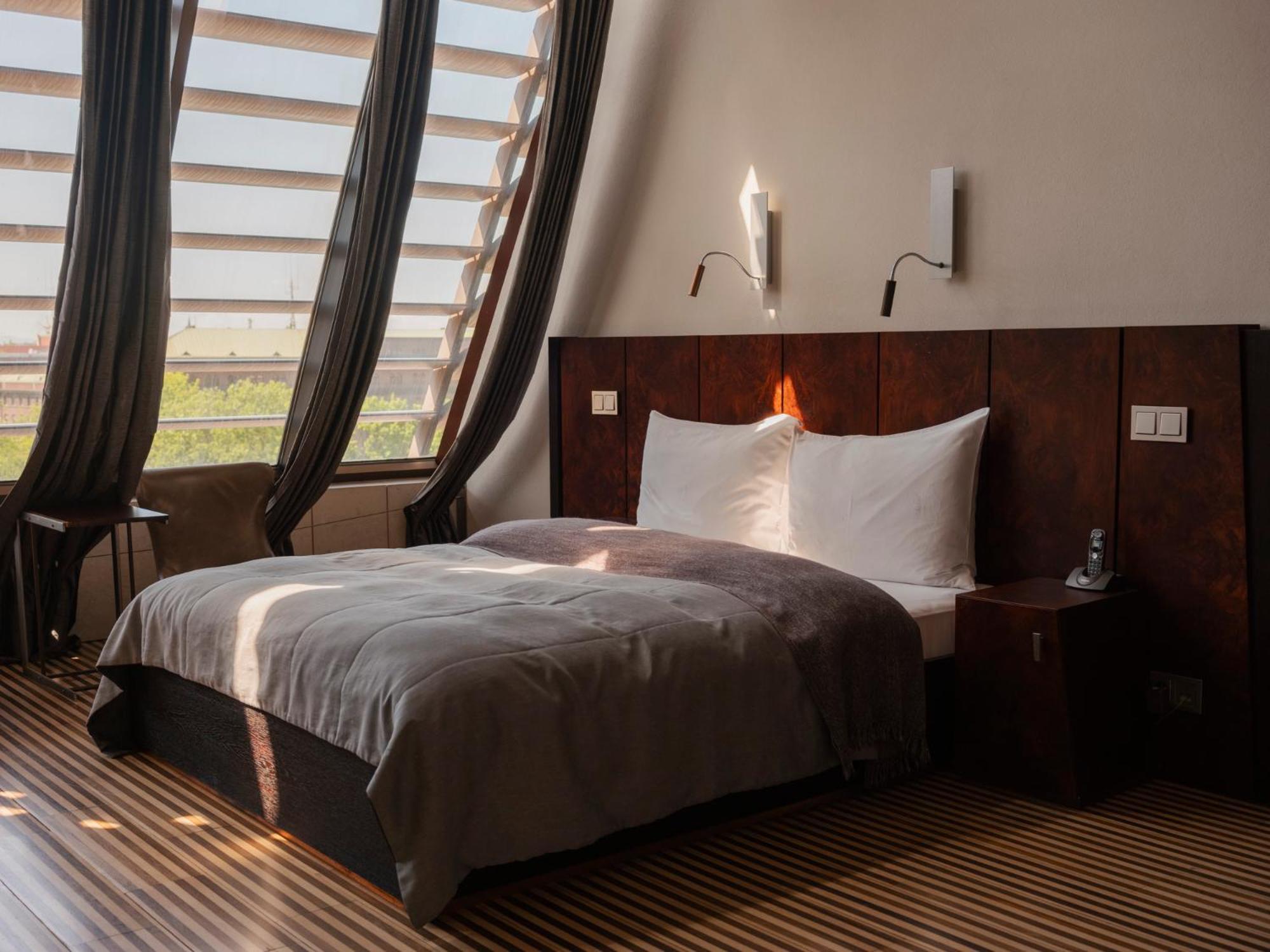 Hotel Monopol Wroclaw Luaran gambar A bedroom at the hotel