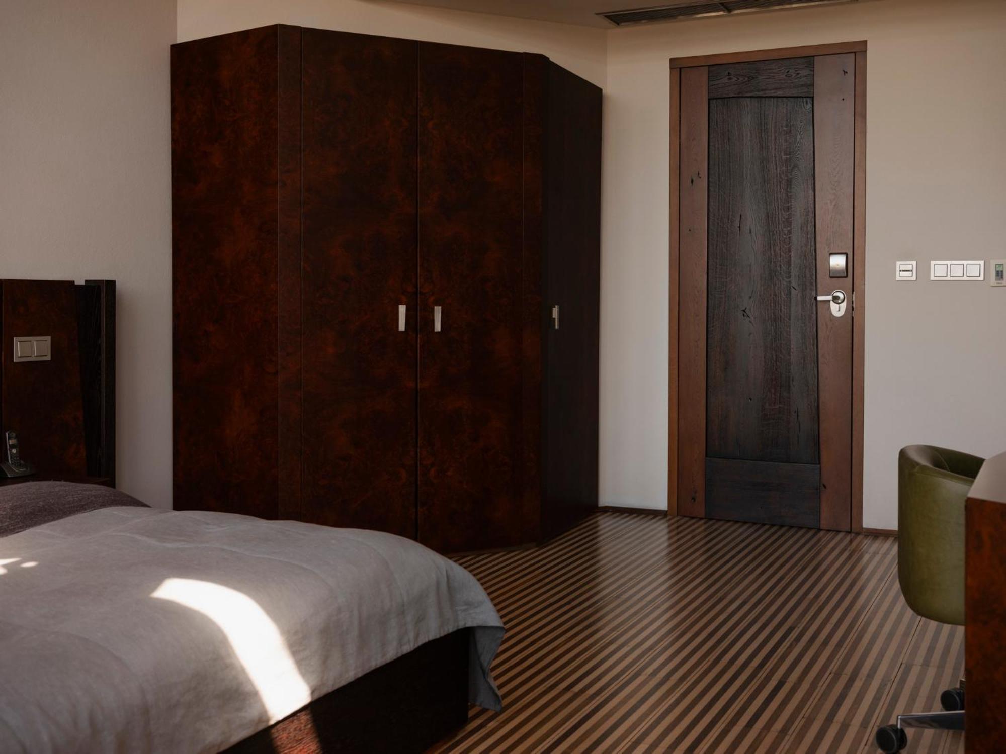 Hotel Monopol Wroclaw Luaran gambar A bedroom with a wardrobe