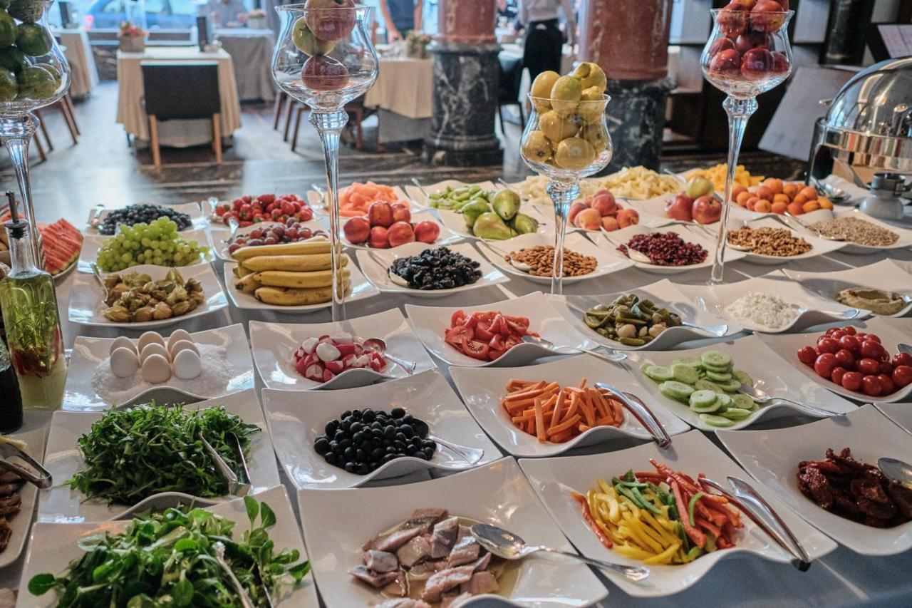 Hotel Monopol Wroclaw Luaran gambar A buffet of tapas